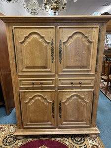 Rustikální dubová komoda s reliéfními dveřmi