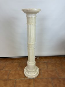 Mramorový sloup s napájením na elektrickou energii