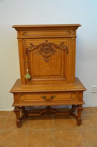 Skříňka s vyřezávanými nohami