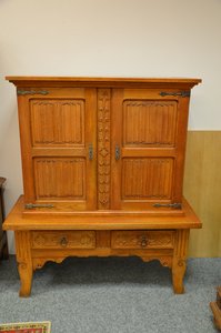 Dvoukřídlá dřevěná skříňka na podstavci s vyřezávanými detaily